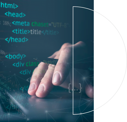 Código HTML e mão digitando