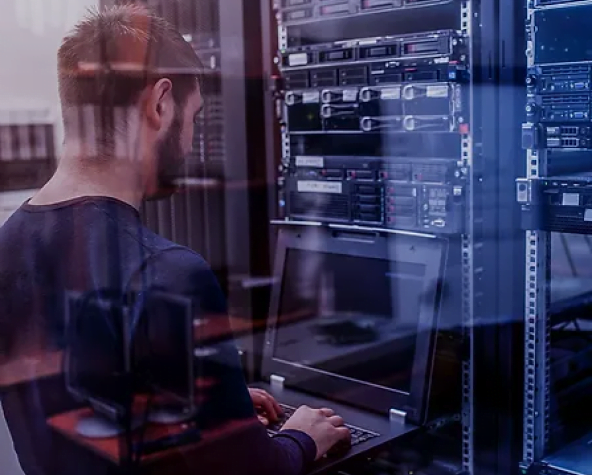 Profissional em datacenter