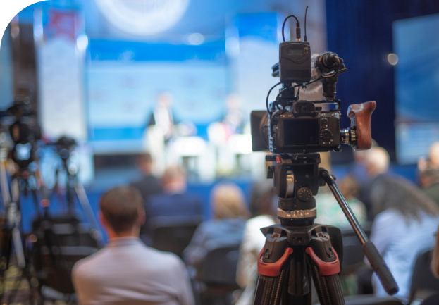 Câmera filmando evento